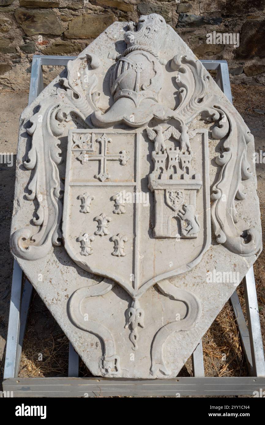 Stemma scolpito in pietra solida dalla città di Mertola all'interno del castello medievale di Mertola-Portogallo. Foto Stock