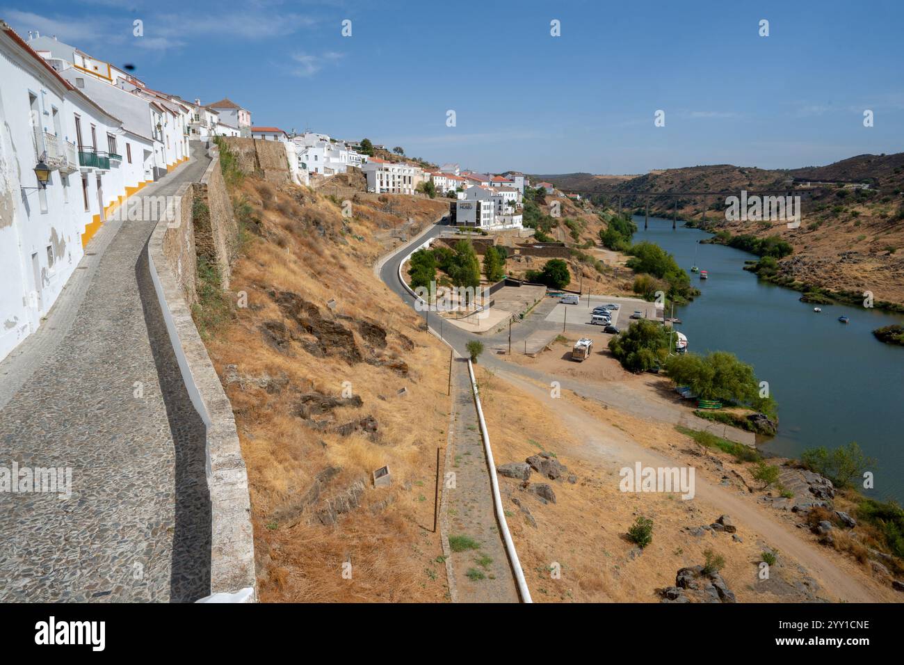 Vista aerea del ponte sotto il fiume Guadiana nella località Alentejo di Mertola-Portogallo Foto Stock