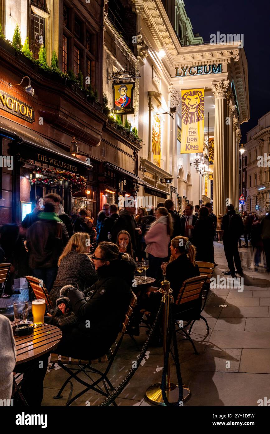 Un gruppo di giovani donne sedute fuori dal Wellington Pub Drinking, Londra, Regno Unito. Foto Stock
