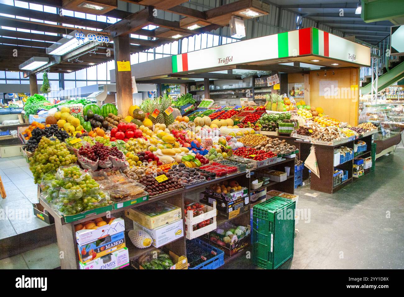 Francoforte, Germania - 9 ottobre 2009: Cibo fresco offerto in un mercato alimentare locale chiamato Kleinmarkthalle a Francoforte Foto Stock