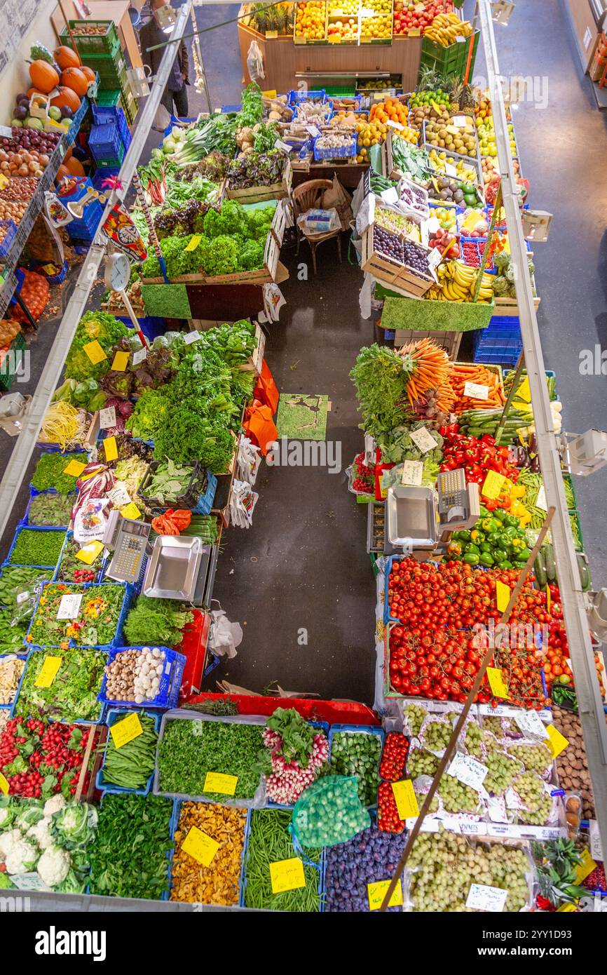 Francoforte, Germania - 9 ottobre 2009: Cibo fresco offerto in un mercato alimentare locale chiamato Kleinmarkthalle a Francoforte Foto Stock