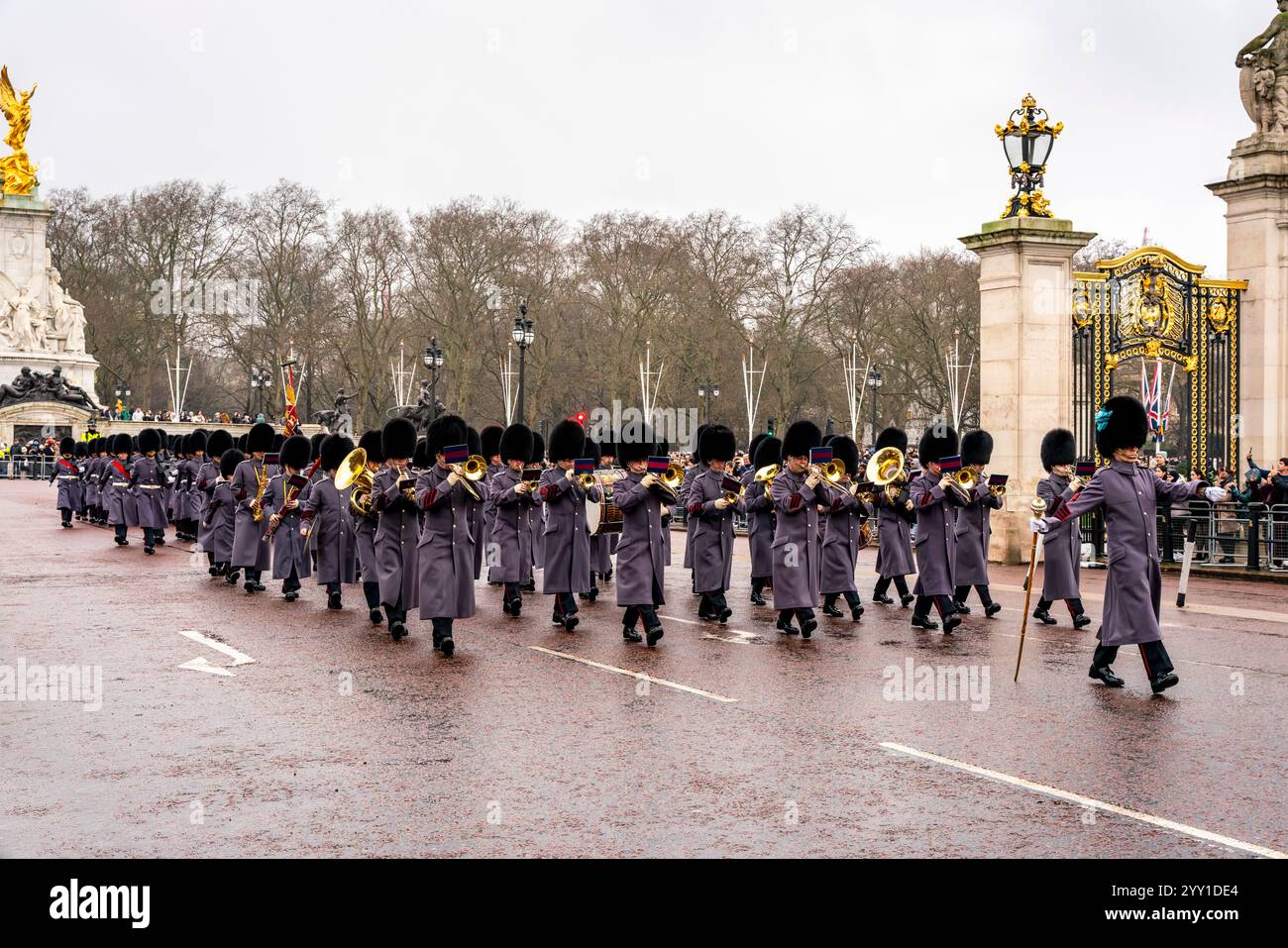 Una banda militare torna alla Wellington Barracks dopo aver preso parte alla cerimonia del cambio della Guardia a Buckingham Palace, Londra, Regno Unito. Foto Stock