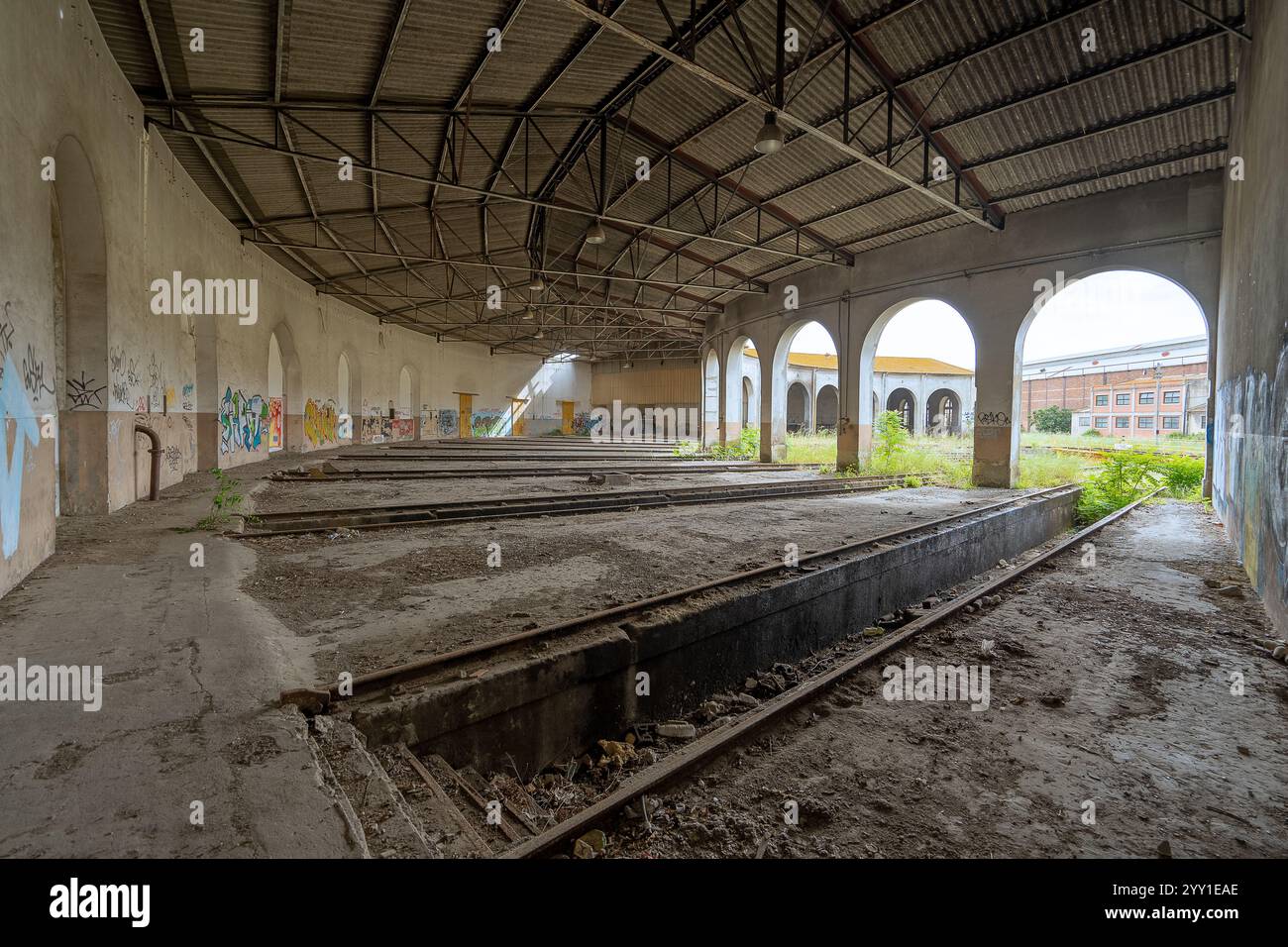 Interno di un edificio di officina circolare nella città di Barreiro-Portogallo. Foto Stock
