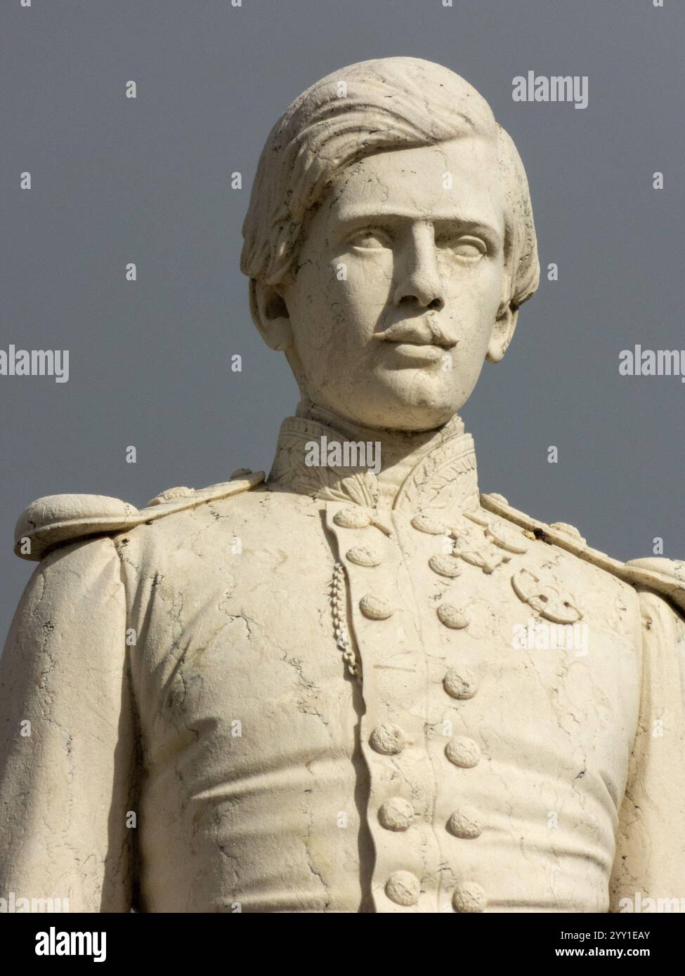 Statua in pietra di re D. Pedro V situata nella piazza centrale della città Alentejo di Castelo de vide. Portogallo. Foto Stock