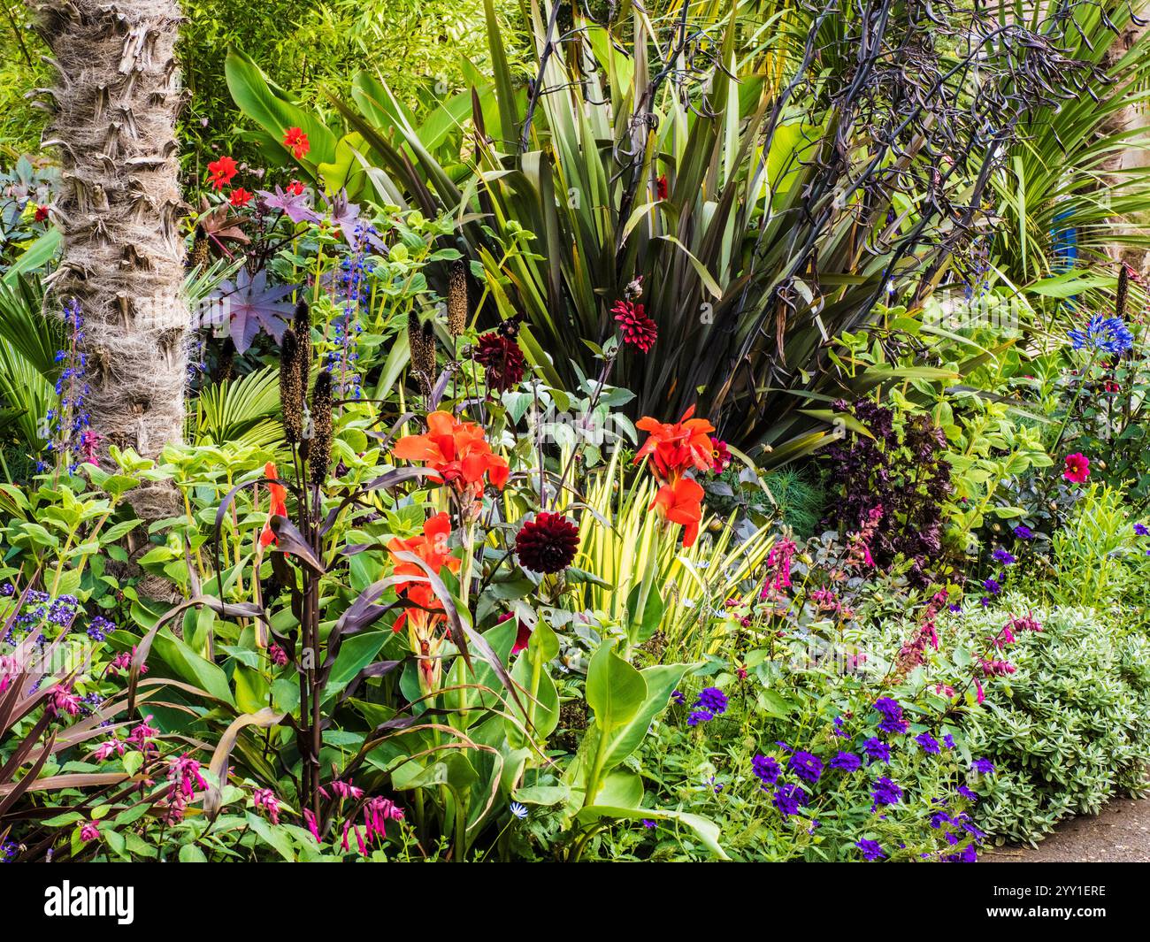 I giardini paesaggistici a Cotswold Wildlife Park vicino a Burford, Oxfordshire. Foto Stock