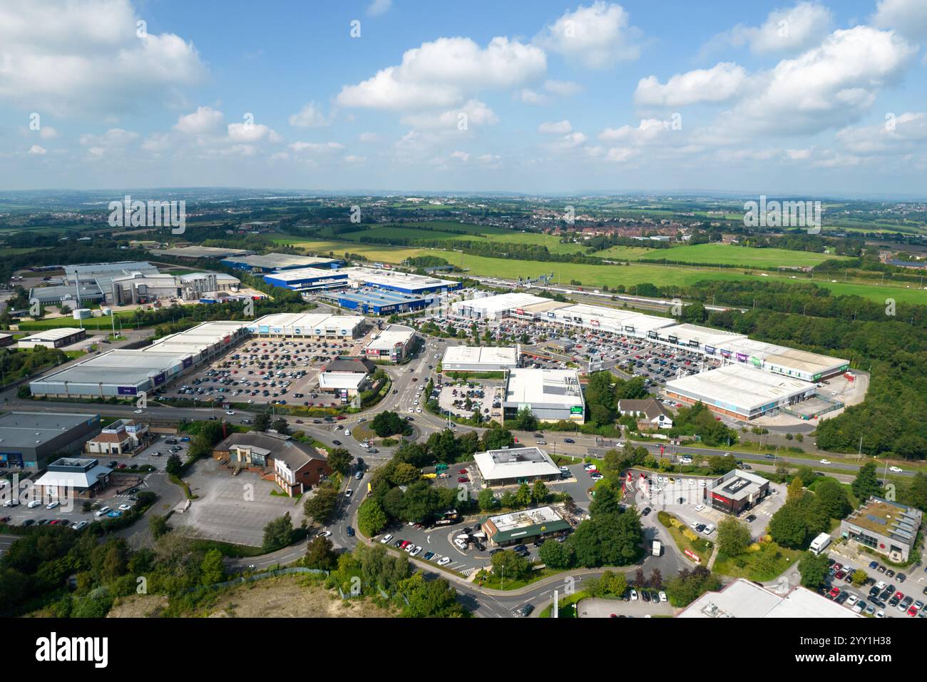 Parchi commerciali adiacenti alla M62, Batley, Leeds, West Yorkshire, WF17 Foto Stock