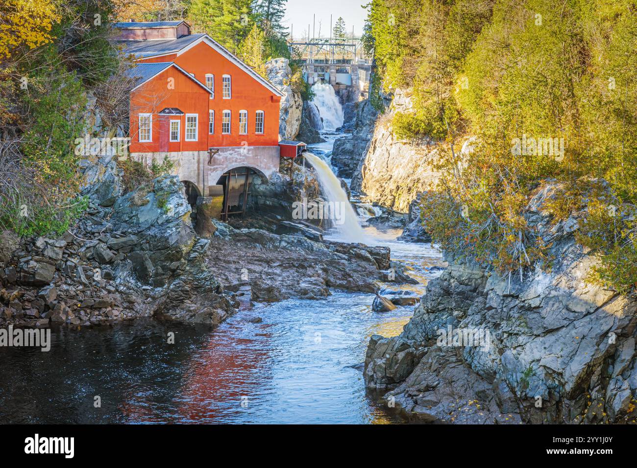 Bellissimo vecchio mulino e laghetto di mulini fotografato nel tardo autunno a St George, New Brunswick. Foto Stock