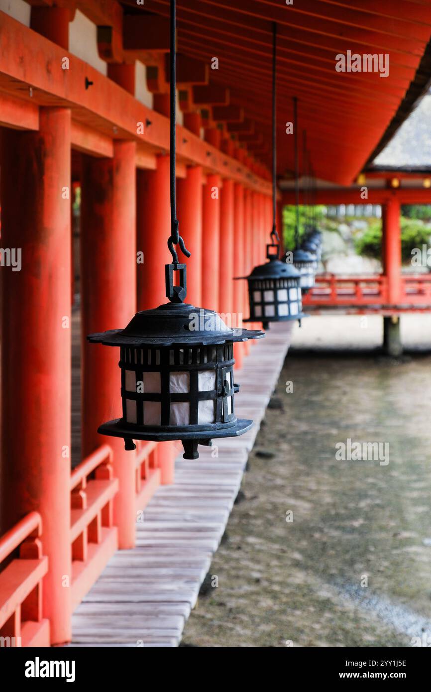 Splendido tempio giapponese con porta Torii e Lanterne tradizionali, splendido paesaggio culturale, atmosfera serena Foto Stock