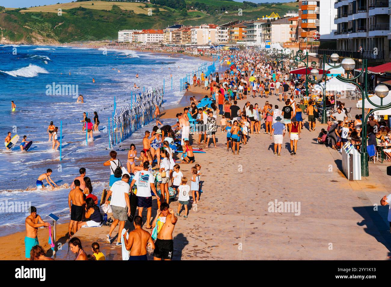 Spiaggia di Zarautz al tramonto e all'alta marea. Zarautz, Gipuzkoa, Paesi Baschi, Spagna, Europa Foto Stock