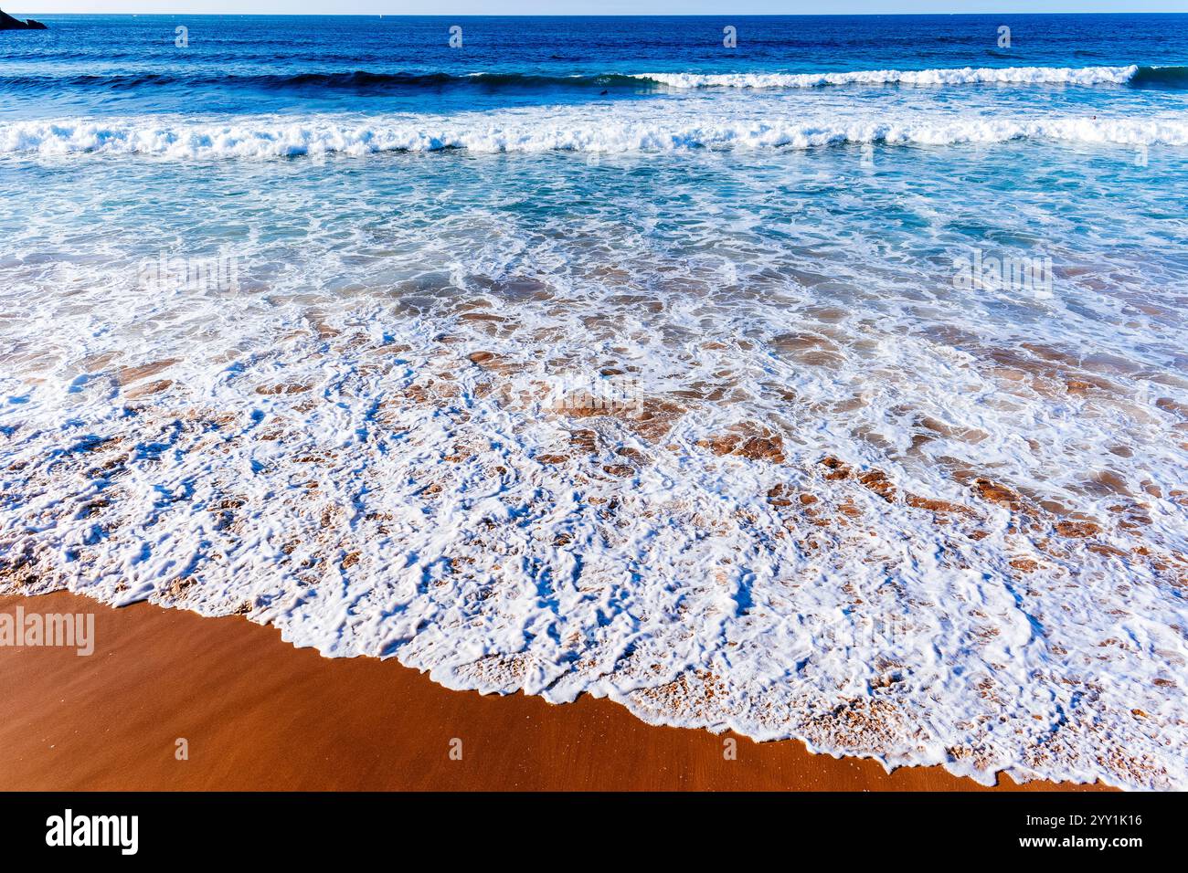 Onde che si infrangono sulla spiaggia di Zarautz. Zarautz, Gipuzkoa, Paesi Baschi, Spagna, Europa Foto Stock