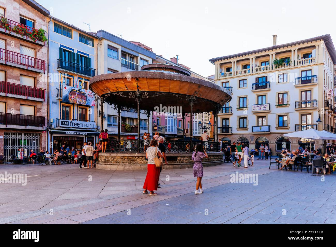 Plaza de España, ora chiamata Musika Plaza, al tramonto. Zarautz, Gipuzkoa, Paesi Baschi, Spagna, Europa Foto Stock