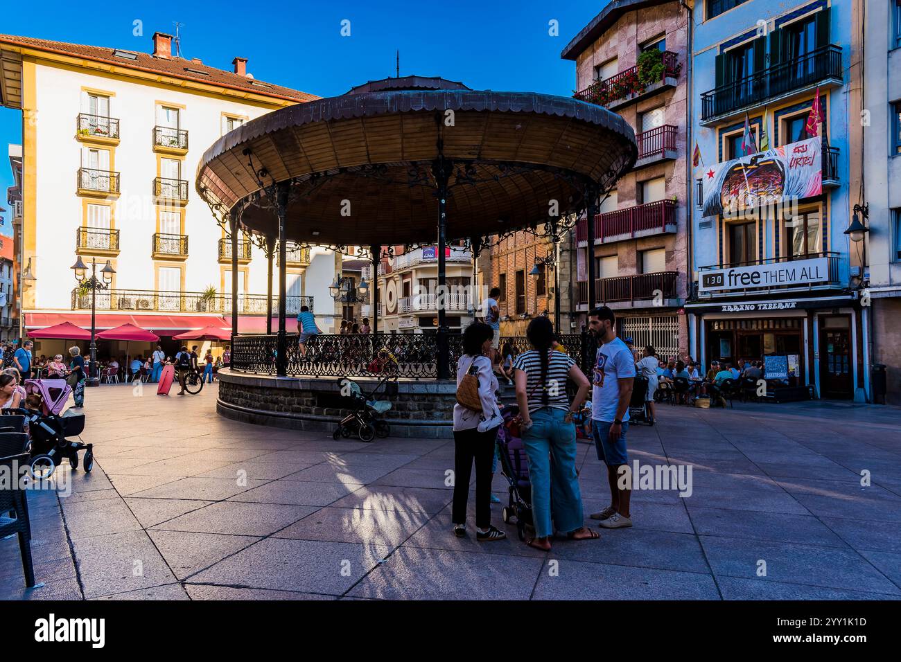 Plaza de España, ora chiamata Musika Plaza, al tramonto. Zarautz, Gipuzkoa, Paesi Baschi, Spagna, Europa Foto Stock