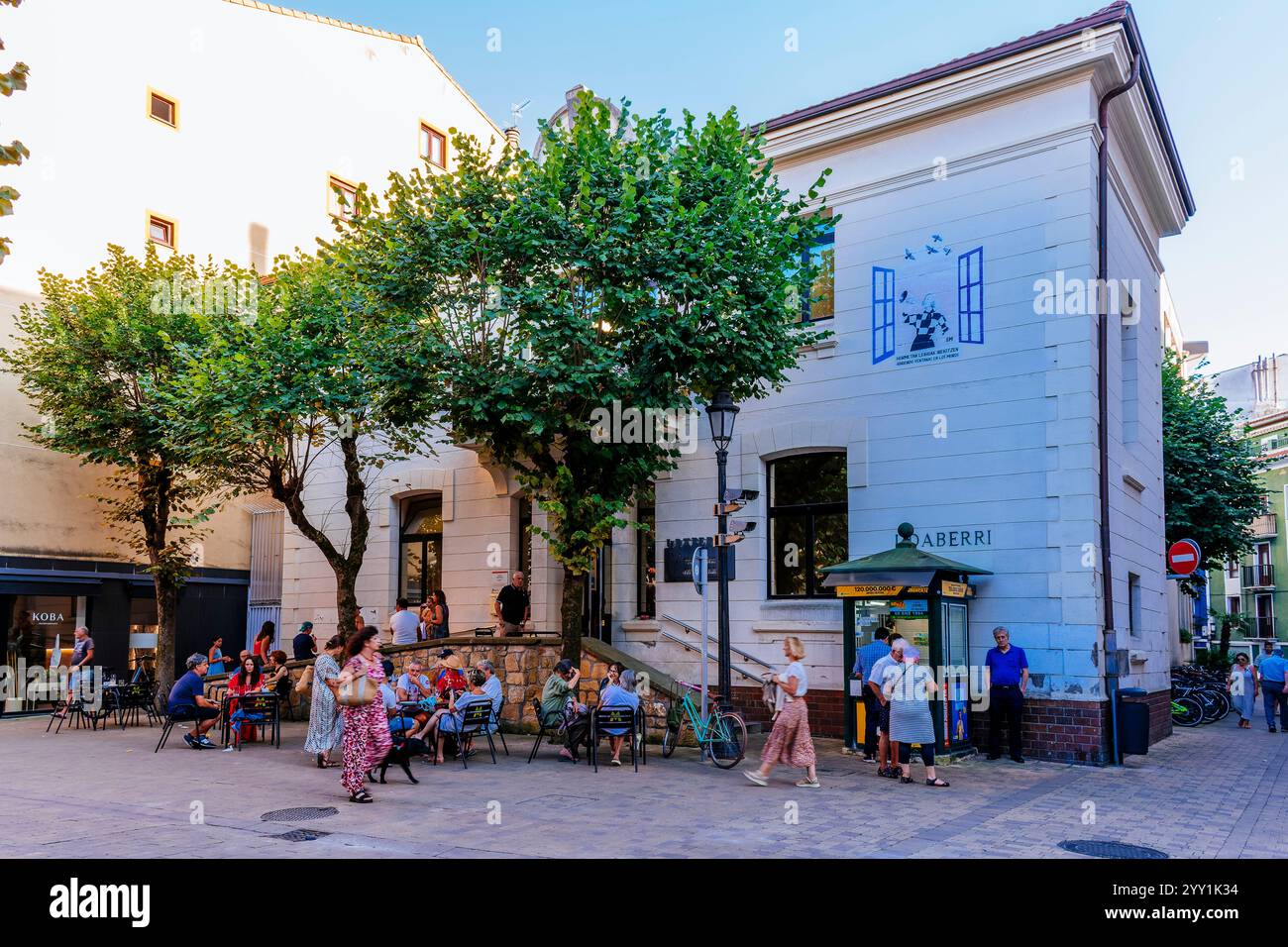 Edificio per anziani, con la famosa taverna, in una piazza tranquilla. Zarautz, Gipuzkoa, Paesi Baschi, Spagna, Europa Foto Stock