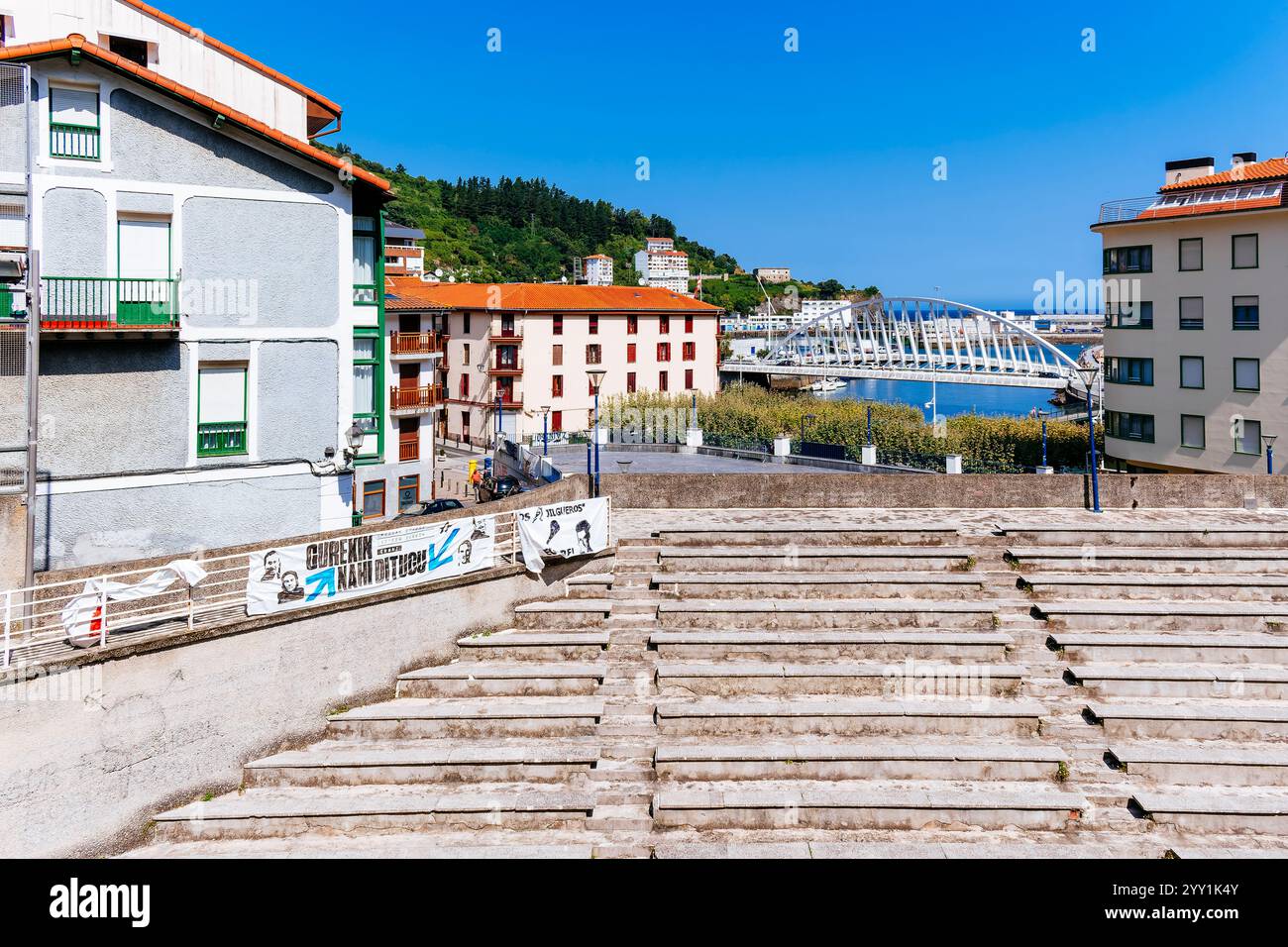 Fronton Court si erge, con il ponte Calatrava sullo sfondo, il ponte Itsasaurre. Ondarroa, Biscaglia, Paesi Baschi, Spagna, Europa Foto Stock