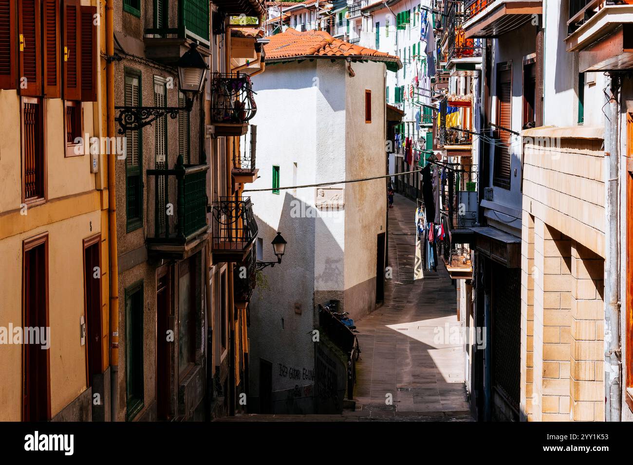 Strada stretta. Ondarroa, Biscaglia, Paesi Baschi, Spagna, Europa Foto Stock