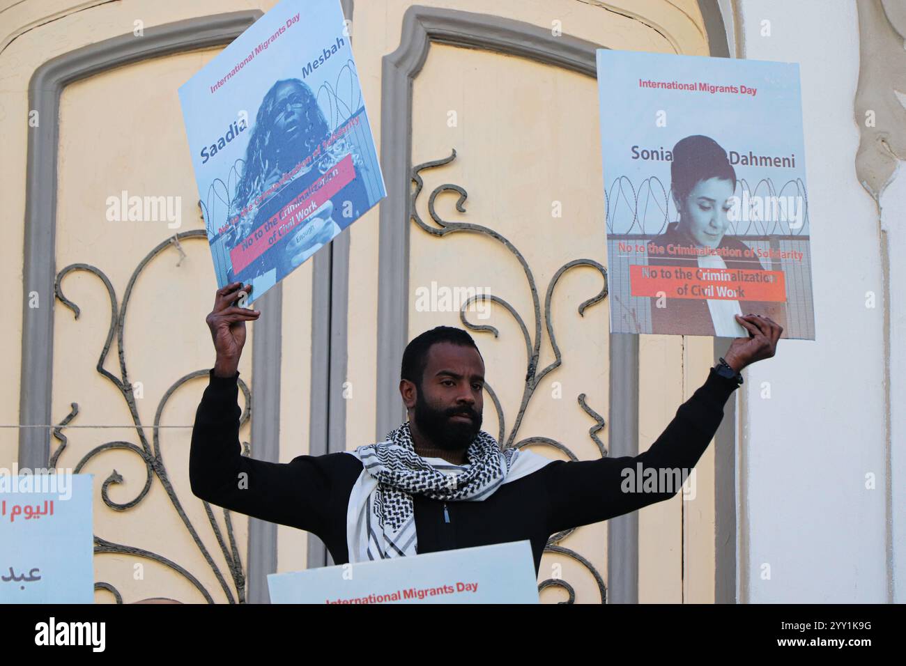 Tunisi, Tunisia, 18 dicembre 2024. Attivisti e manifestanti si riuniscono fuori dal teatro in viale Habib Bourguiba chiedendo diritti per i migranti che intraprendono il pericoloso attraversamento del Mediterraneo per raggiungere l'Italia e l'Europa. I partecipanti hanno denunciato il trattamento dell'Italia nei confronti dei migranti irregolari che raggiungono le sue coste, gli accordi della Tunisia con l'Italia e l'UE per arginare il flusso di arrivi irregolari in Europa e il "nuovo Patto sull'immigrazione e l'asilo” dell'UE. La manifestazione ha coinciso con la giornata internazionale dei migranti Foto Stock