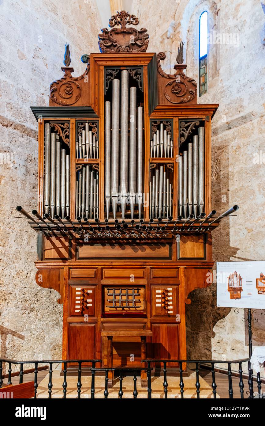 Organo meccanico a canne in stile barocco del XVII secolo. Questo modello è noto anche come organo iberico a pipa. Chiesa parrocchiale di San Vincenzo Marty Foto Stock