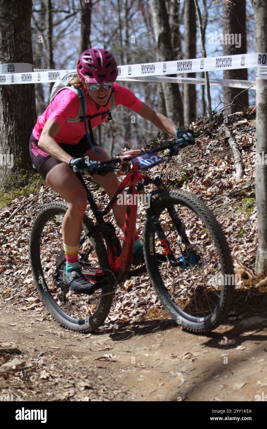 Tennessee National Mountain Bike Festival 2024 XCO Race sui sentieri del Windrock Bike Park di Oliver Springs, Tennessee, Stati Uniti. Foto Stock