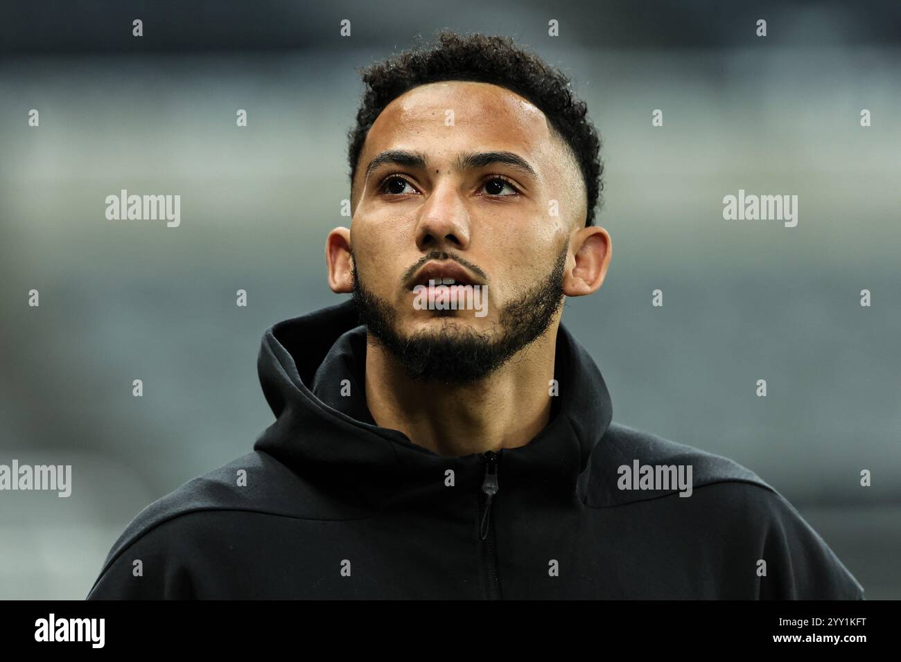 Jamaal Lascelles di Newcastle United arriva in vista dei quarti di finale della Carabao Cup Newcastle United vs Brentford al St. James's Park, Newcastle, Regno Unito, 18 dicembre 2024 (foto di Mark Cosgrove/News Images) Foto Stock