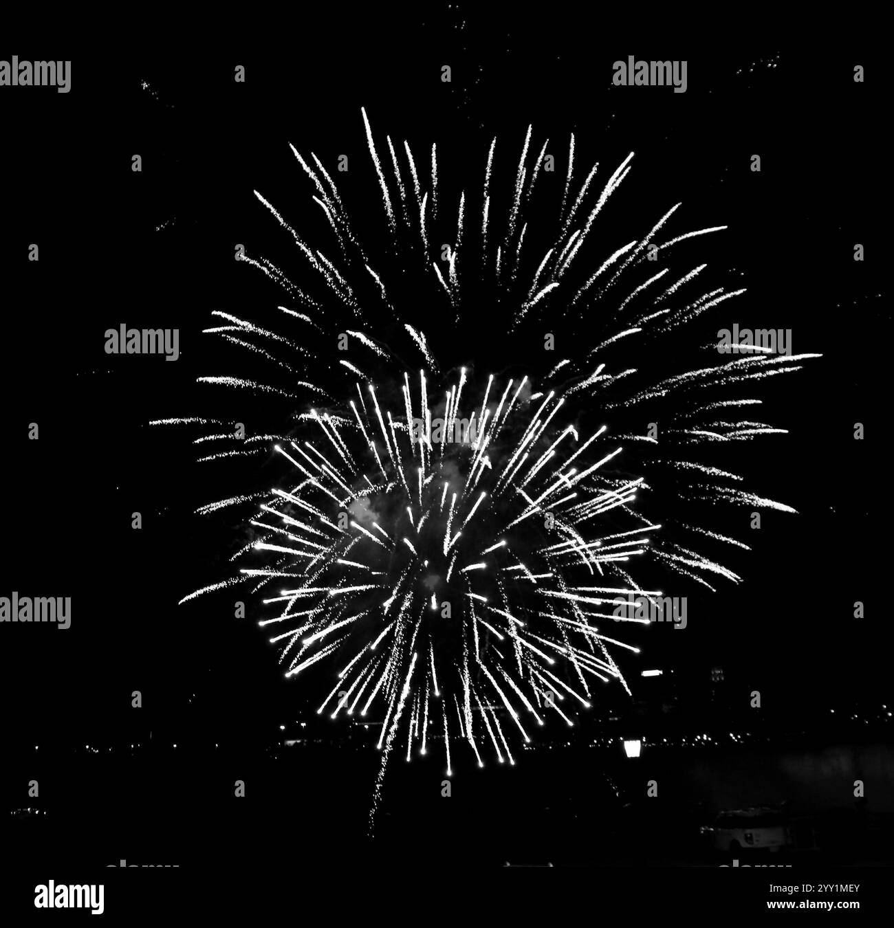 Spettacolari fuochi d'artificio scoppiano nel cielo notturno, creando uno spettacolo bellissimo durante le festività serali. Foto Stock