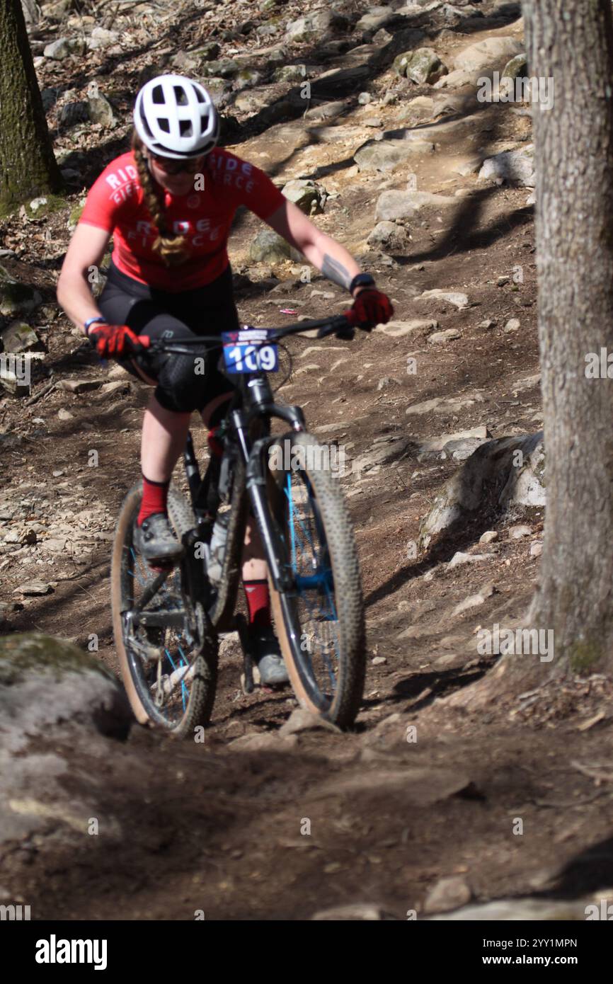 Tennessee National Mountain Bike Festival 2024 XCO Race sui sentieri del Windrock Bike Park di Oliver Springs, Tennessee, Stati Uniti. Foto Stock