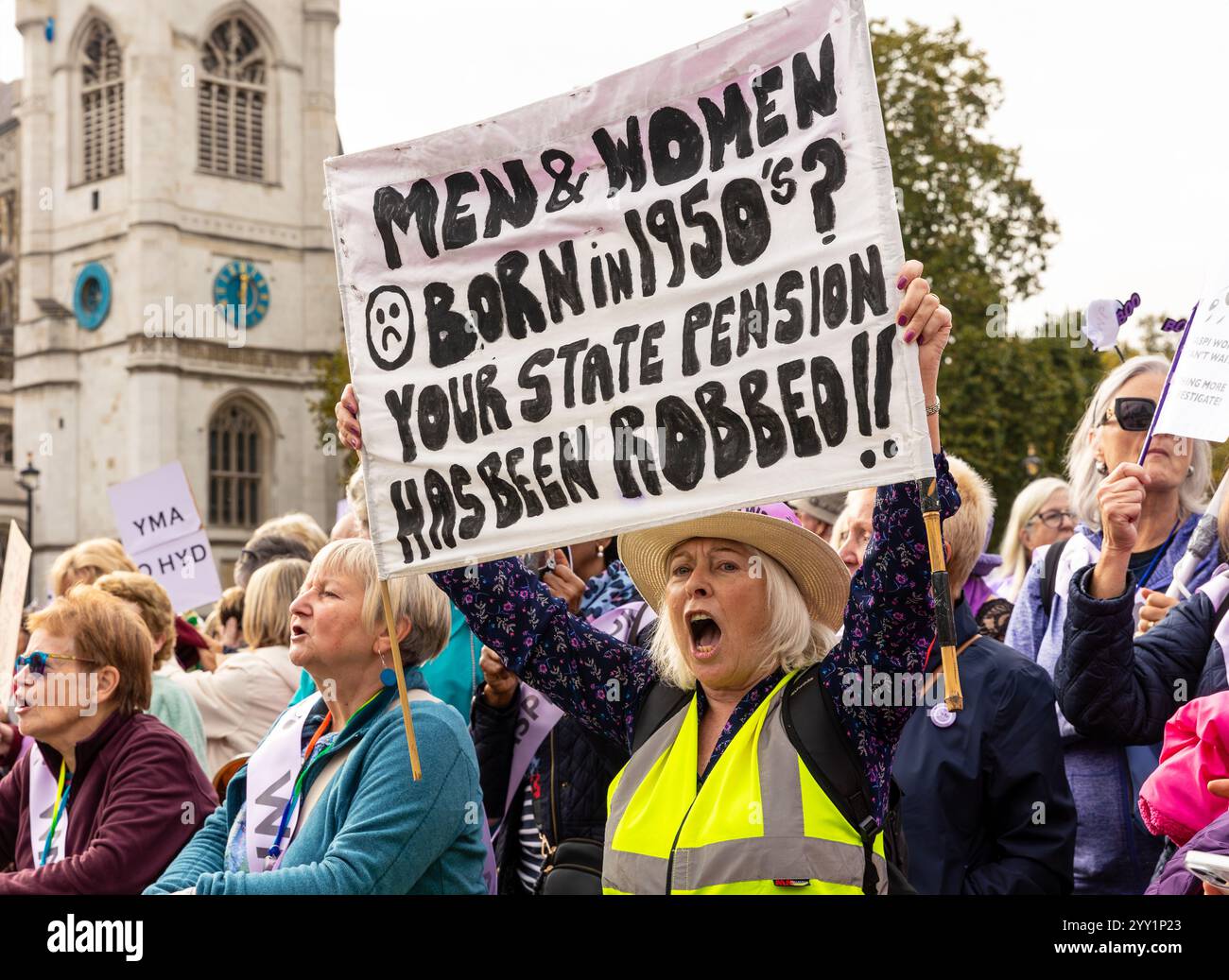 Westminster, Londra, Regno Unito, ottobre 30 2024, donne WASPI che tengono cartelli sulla pensione statale e che manifestano per un risarcimento al di fuori delle case Foto Stock