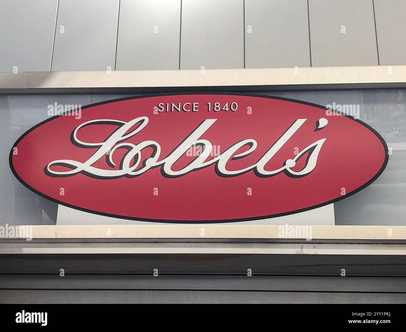 New York - 15 agosto 2019: Logo Lobel's prime Meats allo Yankee Stadium. Lobel's è un'istituzione di New York dal 1840. Foto Stock