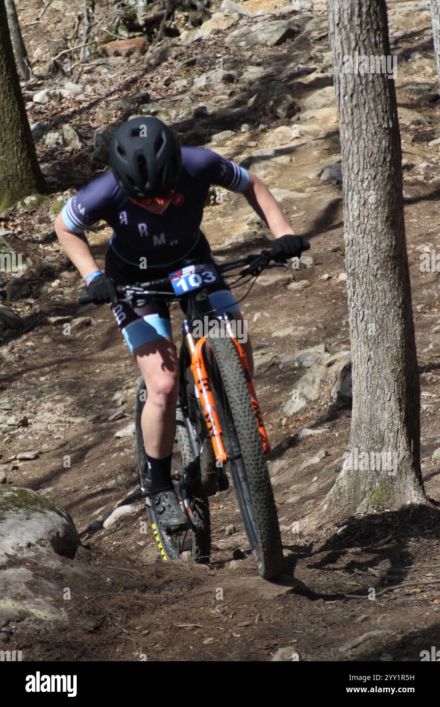 Corsa XCO sulle colline del Windrock Bicycle Park a Oliver Springs, Tennessee, Stati Uniti. Tennessee National Bike Festival Foto Stock