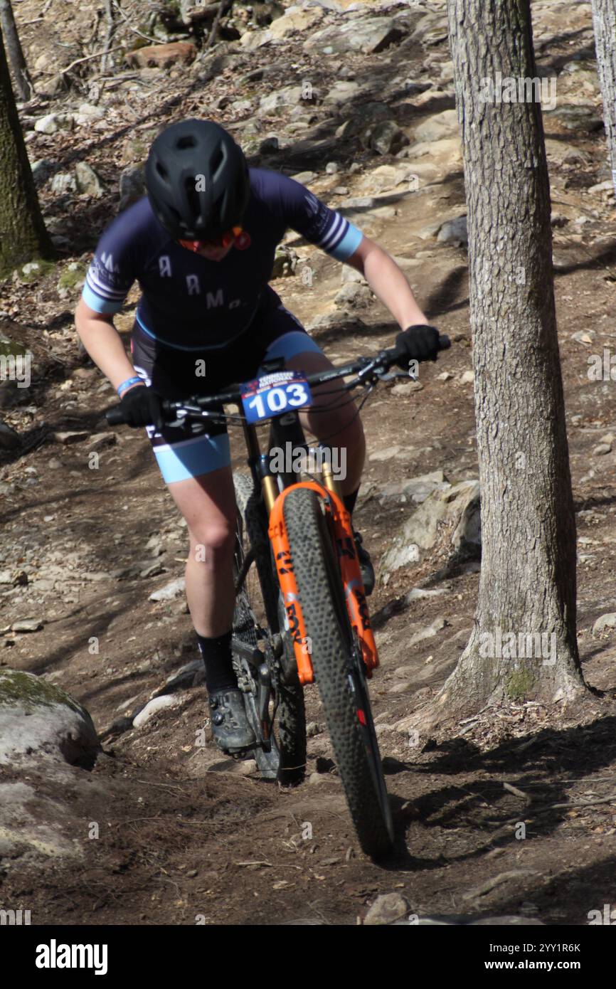 Corsa XCO sulle colline del Windrock Bicycle Park a Oliver Springs, Tennessee, Stati Uniti. Tennessee National Bike Festival Foto Stock