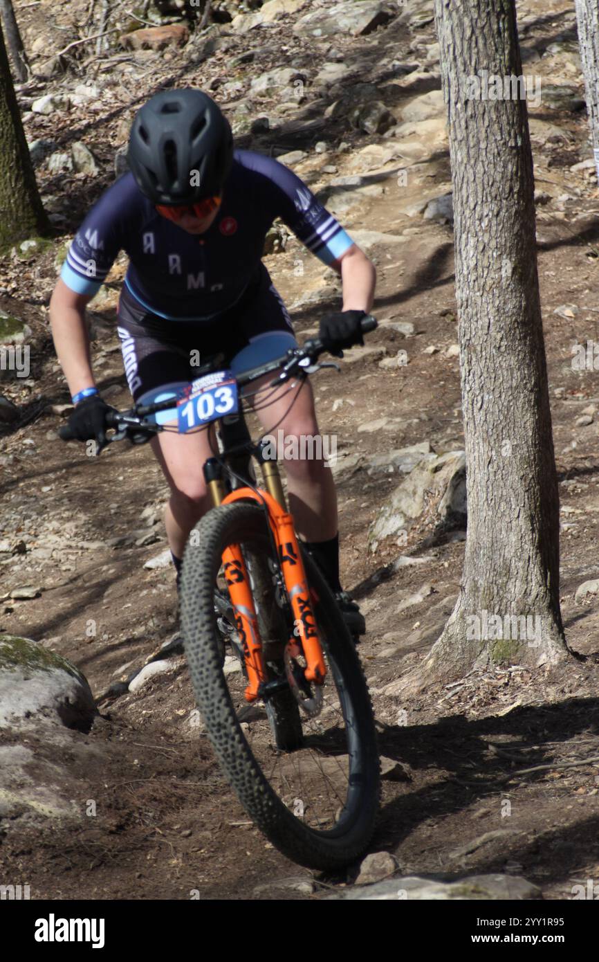 Corsa XCO sulle colline del Windrock Bicycle Park a Oliver Springs, Tennessee, Stati Uniti. Tennessee National Bike Festival Foto Stock