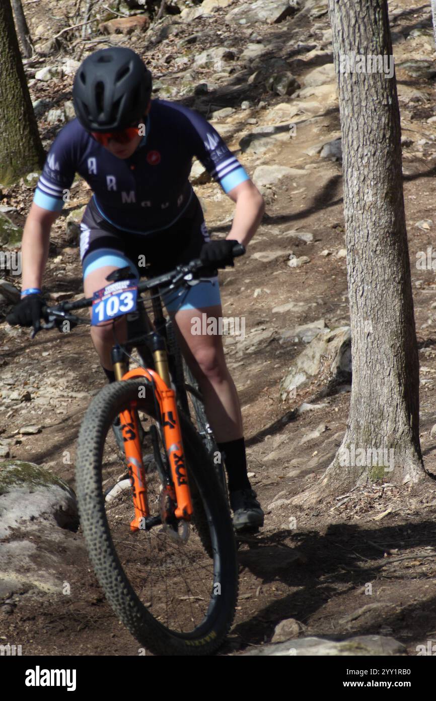 Corsa XCO sulle colline del Windrock Bicycle Park a Oliver Springs, Tennessee, Stati Uniti. Tennessee National Bike Festival Foto Stock