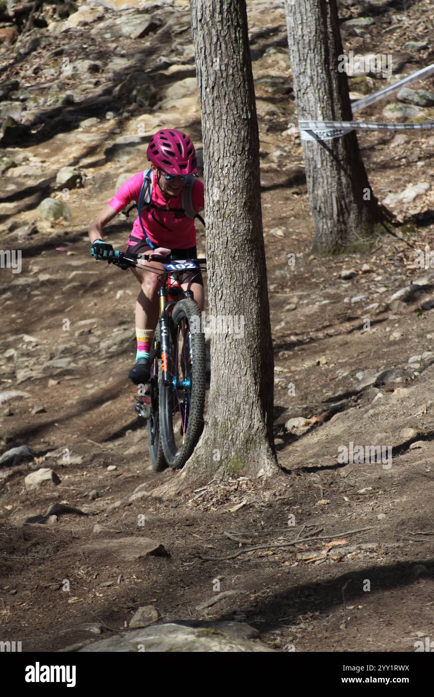 Corsa XCO sulle colline del Windrock Bicycle Park a Oliver Springs, Tennessee, Stati Uniti. Tennessee National Bike Festival Foto Stock