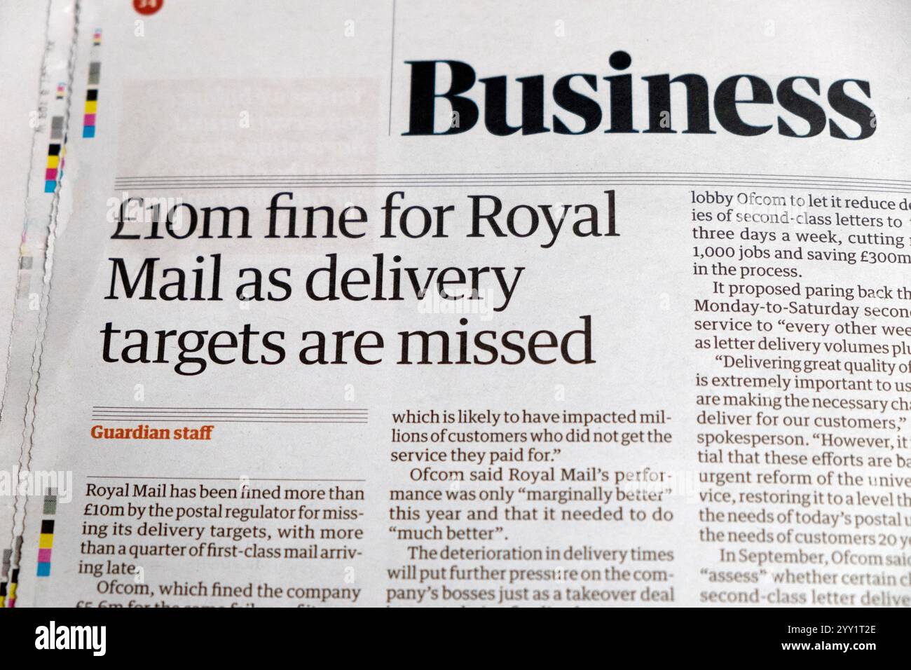 "Multa di 10 milioni di sterline per la Royal mail in quanto gli obiettivi di consegna non vengono raggiunti" titolo del quotidiano Guardian Business Poor mail service article14 dicembre 2024 Londra Regno Unito Foto Stock