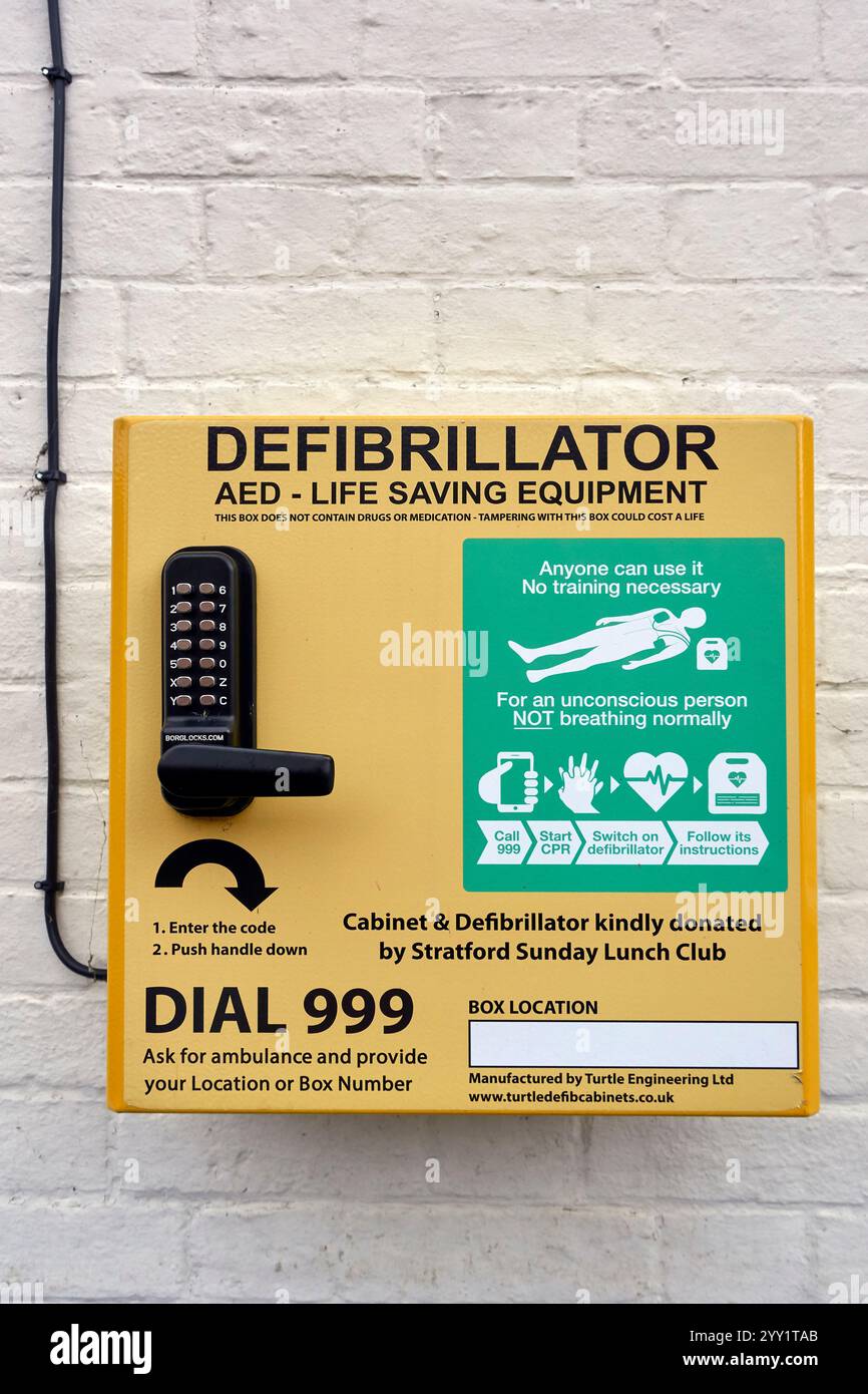 Defibrillatore. Montaggio a parete per uso pubblico. Inghilterra Regno Unito Foto Stock