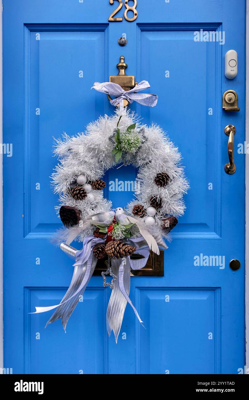Decorazione della porta della corona di Natale. Inghilterra, Regno Unito Foto Stock