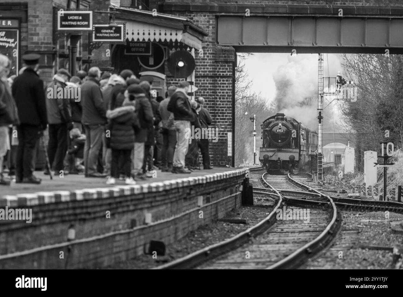 BR 4-6-0 "Hall" No. 4953 "Pitchford Hall" arriva alla stazione di Quorn e Woodhouse sulla Great Central Railway, Leicestershire, Inghilterra, Regno Unito Foto Stock