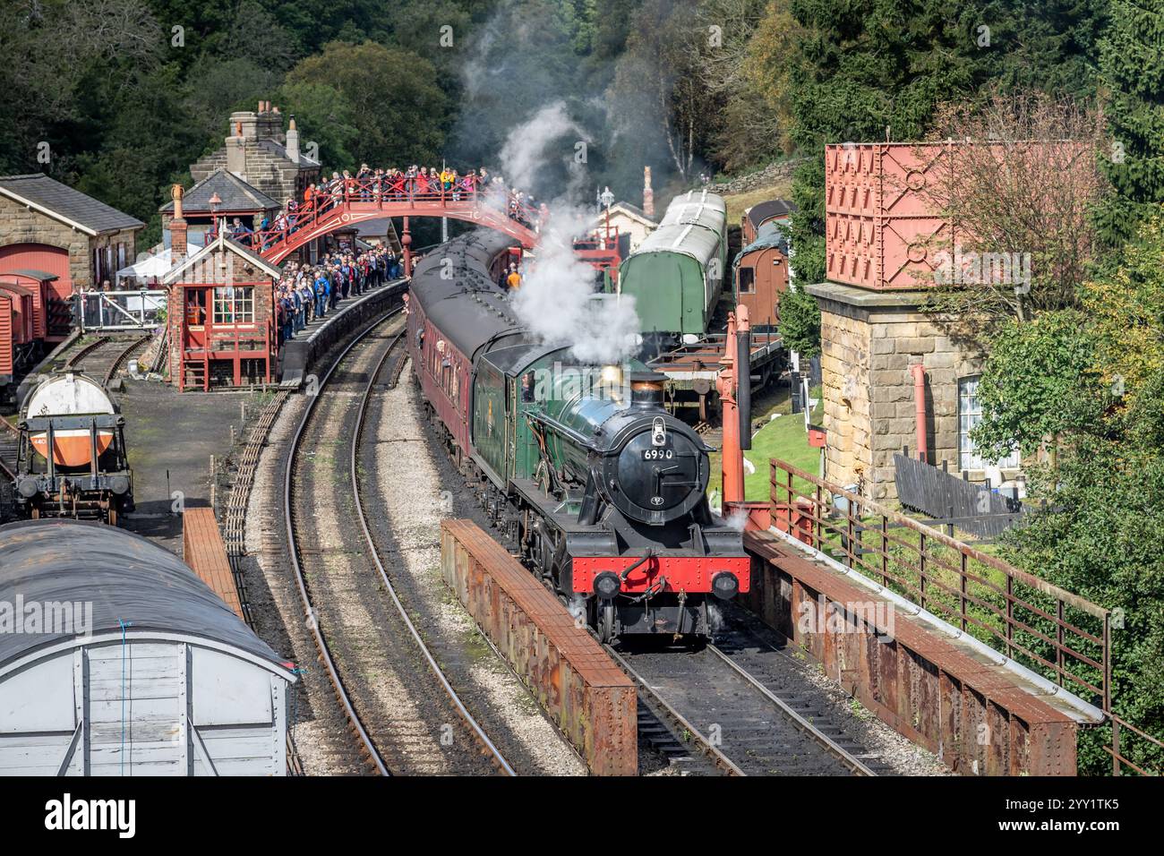 BR 'Hall' 4-6-0 No. 6990 'Witherslack Hall' attende alla stazione di Goathland sulla North Yorkshire Moors Railway, Yorkshire, Inghilterra, Regno Unito Foto Stock