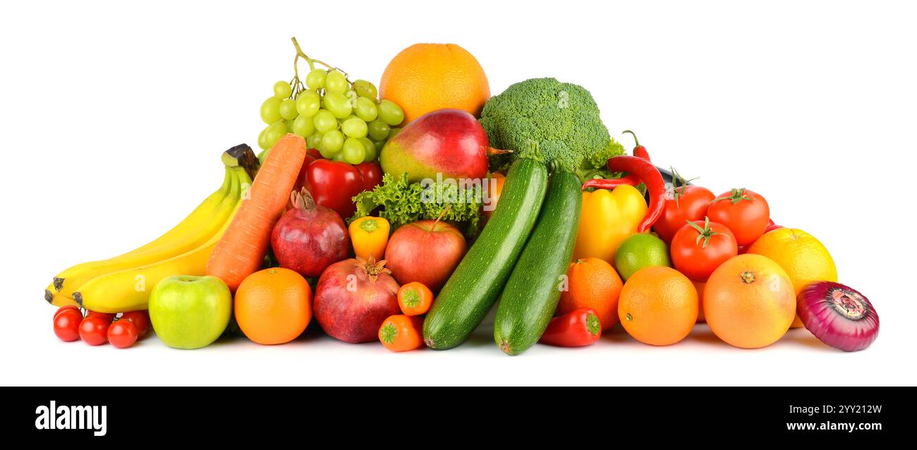 Frutta e verdura fresche in pile isolate su sfondo bianco. Foto Stock