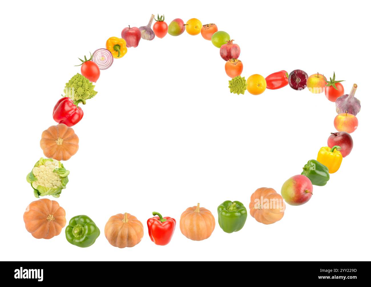 Varietà di frutta e verdura disposte a forma di cuore isolato su sfondo bianco. Foto Stock