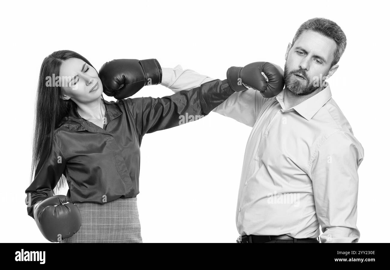 uomini d'affari con guanti da boxe isolati su bianco. due uomini d'affari che risolvono conflitti d'affari. litigare in ufficio. discussione tra Foto Stock