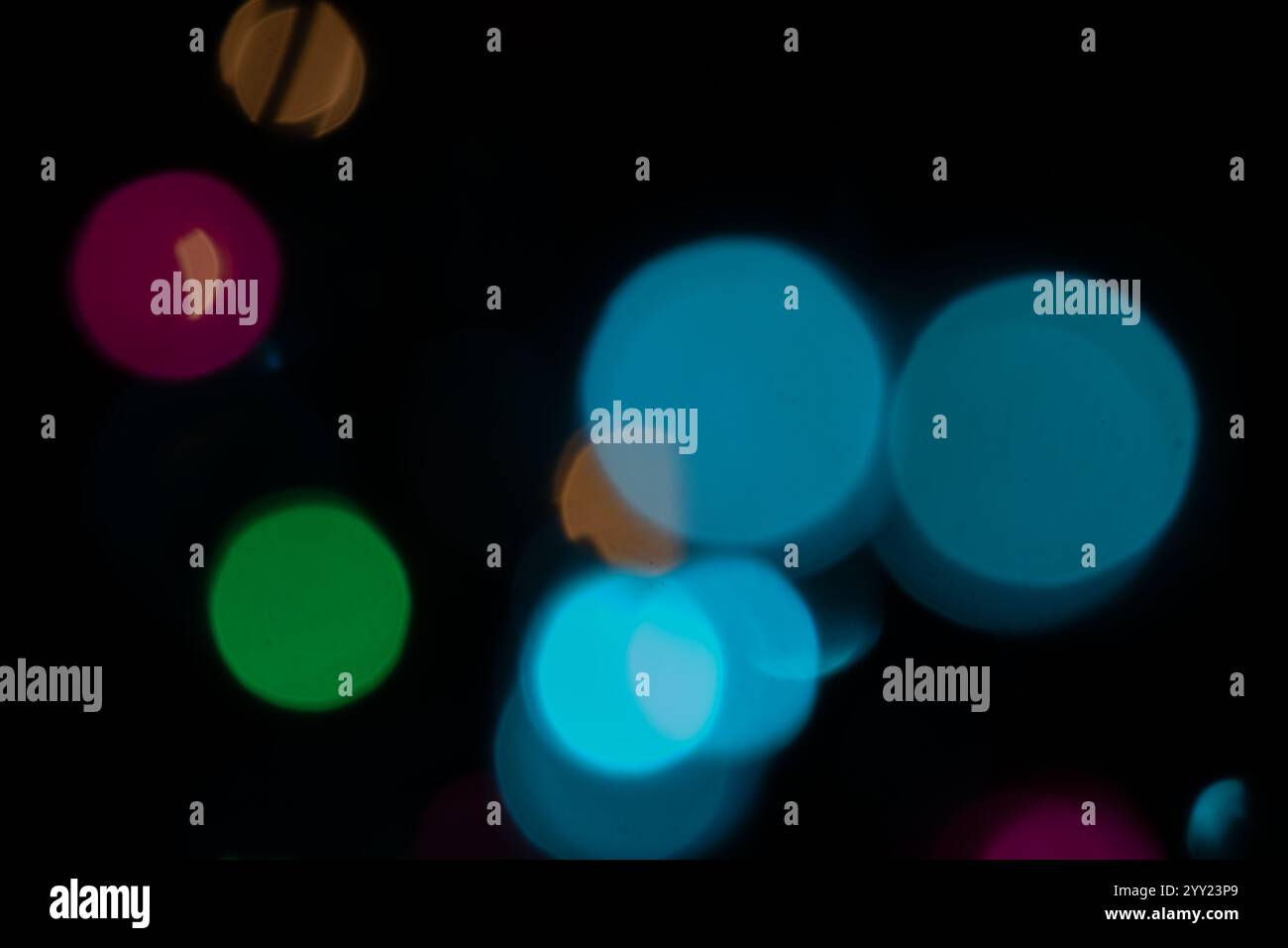 Carta da parati astratta con cerchi di diverse dimensioni, sfondo colorato surreale con effetto bokeh Foto Stock