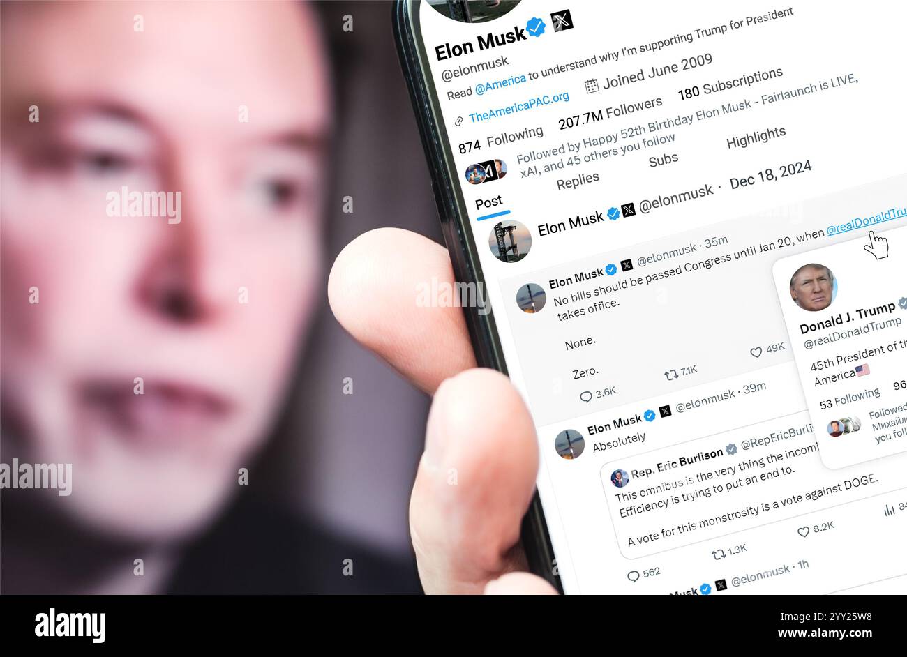 Poltava, Ucraina - 18 dicembre 2024. Pagina del profilo Twitter di Elon Musk con un nuovo tweet su uno smartphone in mano. Sullo sfondo è presente un po defocalizzato Foto Stock