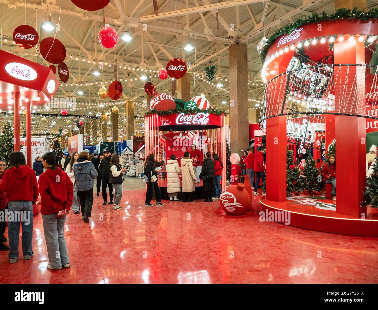 Erevan, Armenia - 18 dicembre 2024: Si erge sul GRANDE mercato di Natale con Coca-Cola 2024-2025, la più grande festa di Capodanno nella città di Erevan a Merid Foto Stock