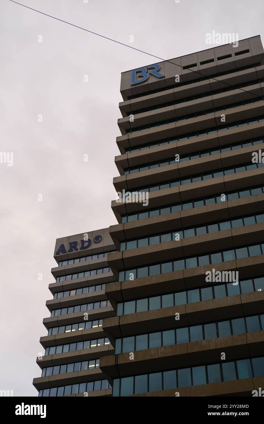 Gebäude Bayerischer Rundfunk am Rundfunkplatz München Gebäude Bayerischer Rundfunk am Rundfunkplatz München. DAS Logo ist erkennbar, in dem Gebäude si Foto Stock