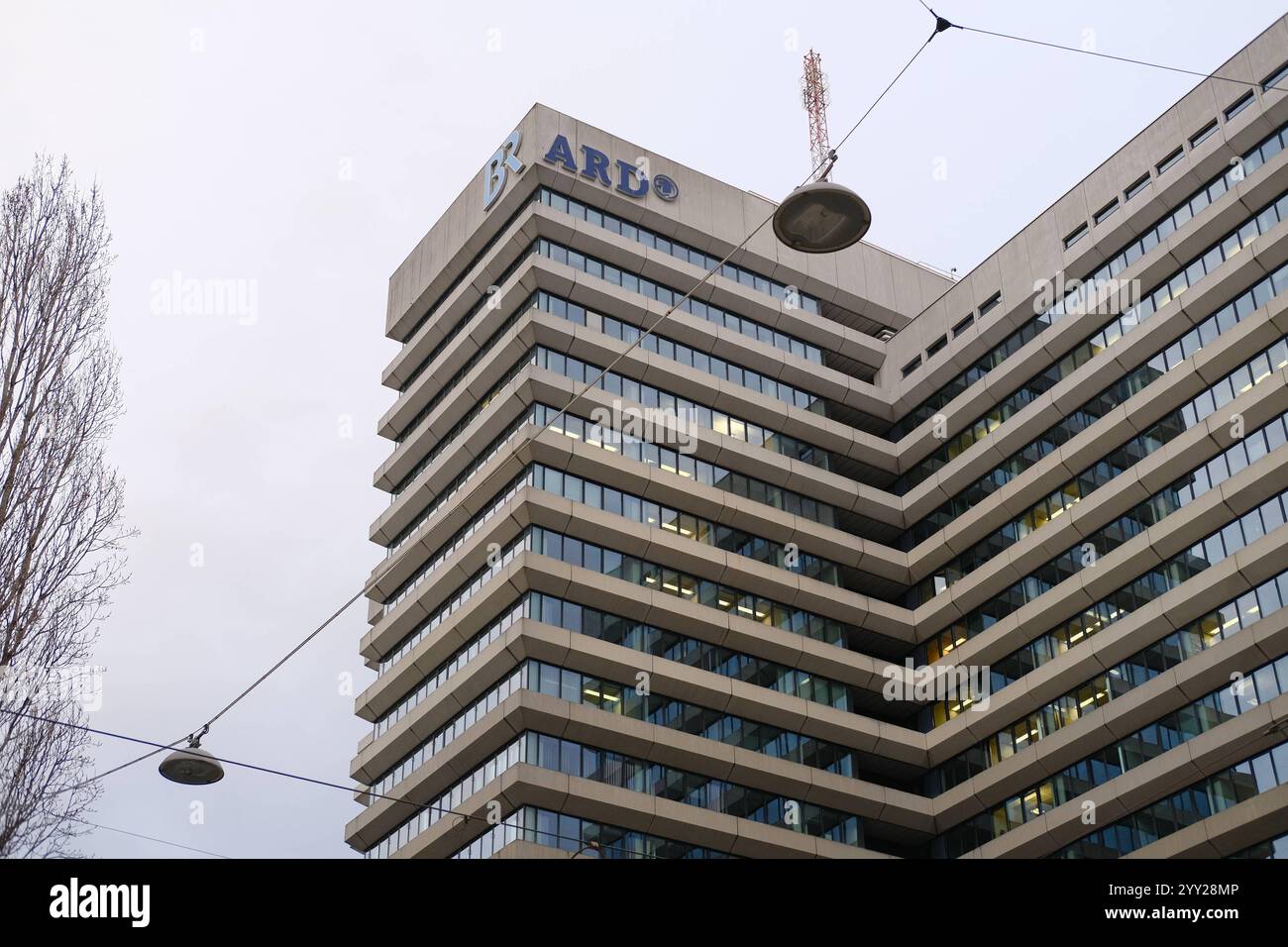Gebäude Bayerischer Rundfunk am Rundfunkplatz München Gebäude Bayerischer Rundfunk am Rundfunkplatz München. DAS Logo ist erkennbar, in dem Gebäude si Foto Stock