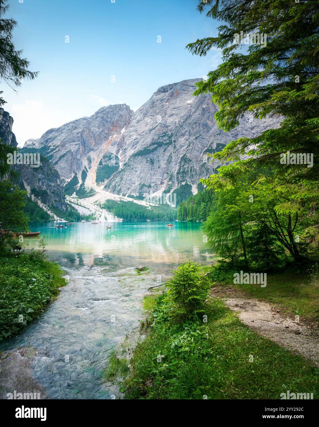 Lago di Braies o Lago di Prags o Pragser Wildsee e montagne delle Dolomiti. Regione alto Adige, Italia, Europa. Foto Stock