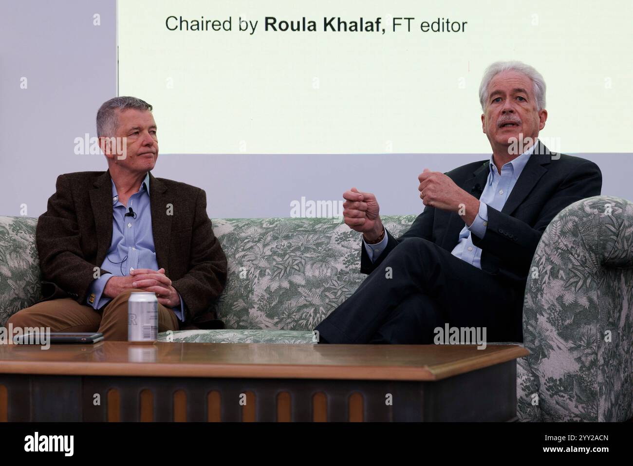 MccLi0010696 Richard Moore, capo del servizio segreto del Regno Unito (L), William J Burns, direttore della US Central Intelligence Agency (R) in t Foto Stock