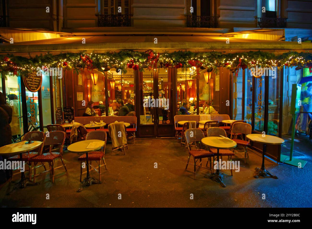 PARIGI, Francia - 14 dicembre 2024: Vista del tipico ristorante parigino le Parvis decorato per Natale. Si trova vicino alla cattedrale di Noter Dame in Foto Stock