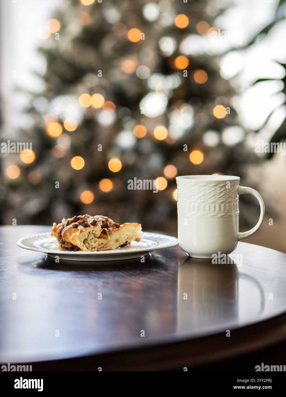 Bevanda accogliente con pasticcini su un tavolo di legno Foto Stock