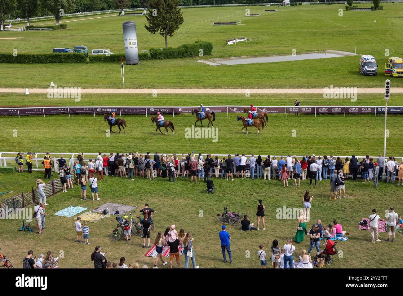Wroclaw, Polonia- 3 Maj 2024: Spettatori che osservano i cavalieri su un circuito durante un evento all'aperto, in un'atmosfera familiare Foto Stock